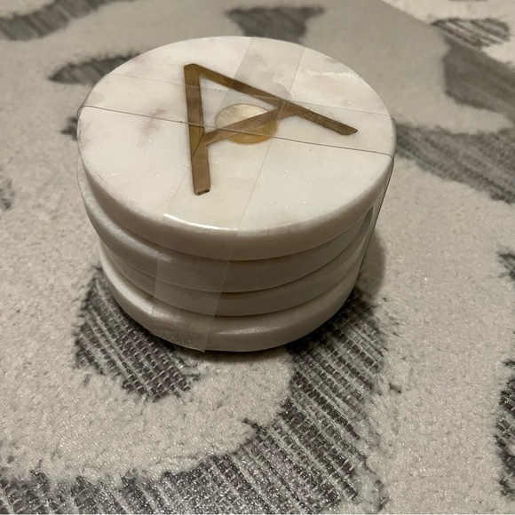 Cream Gold Marble Round ‘A’ Coasters NEW - Set of 4 - Picture 1 of 4